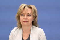 Andere kleben an ihrem Stuhl – aber eine FDP-Staatssekretärin muss wegen einer Lappalie gehen