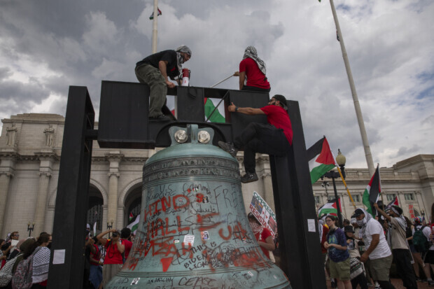 Wie eine Rede die Lage im US-Kongress aufdeckt – Freiheitsglocke mit rotem Hamas-Dreieck beschmiert
