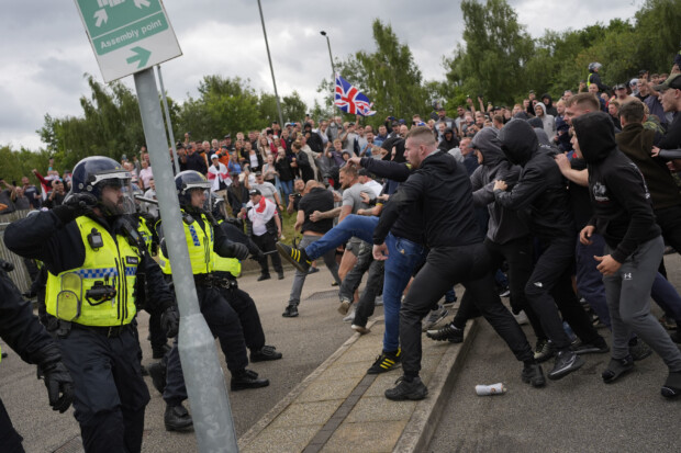 Unruhen in Großbritannien immer brutaler: „Massenzuwanderung ohne Integration musste übel enden“