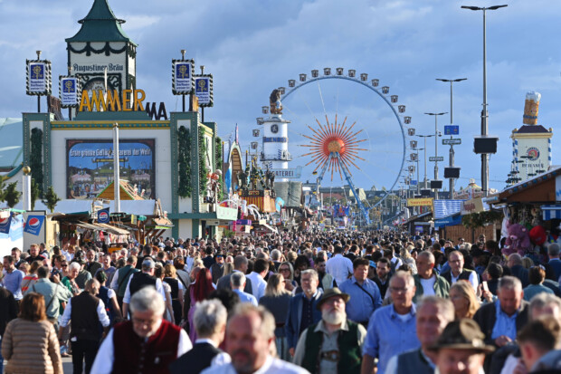 Ihr habt die Magengeschwüre, wir haben das Bier – eine kurze Geschichte des Oktoberfesthasses