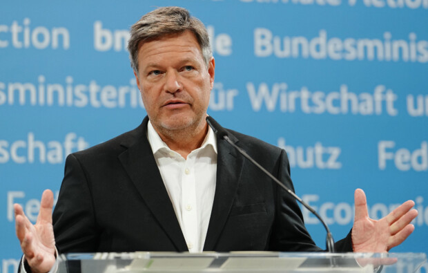 Wirtschaftsminister Robert Habeck gesteht dramatischen Absturz der Wirtschaft ein