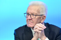 Winfried Kretschmann will, dass Heranwachsende (noch) weniger lernen